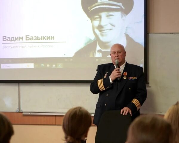Небо по наследству: на Форуме семейных династий Президентской академии в Санкт-Петербурге студенты встретились с легендой авиации Вадимом Базыкиным