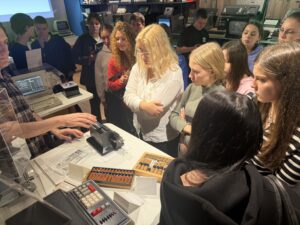 От первых ЭВМ до цифрового управления: студенты «Лидеров регионов» посетили Яндекс.Музей От первых ЭВМ до цифрового управления: студенты «Лидеров регионов» посетили Яндекс.Музей
