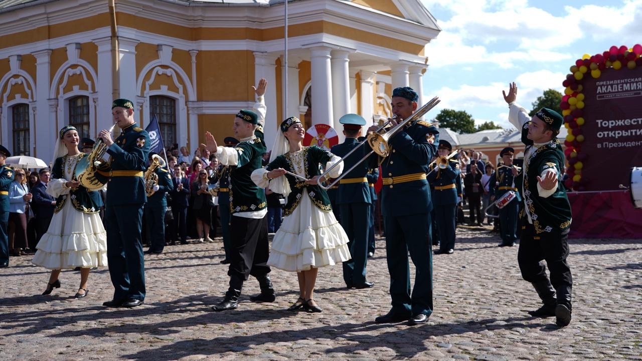 Первокурсница из Луганска и ветеран СВО дали старт новому учебному году Президентской академии в Санкт-Петербурге Первокурсница из Луганска и ветеран СВО дали старт новому учебному году Президентской академии в Санкт-Петербурге
